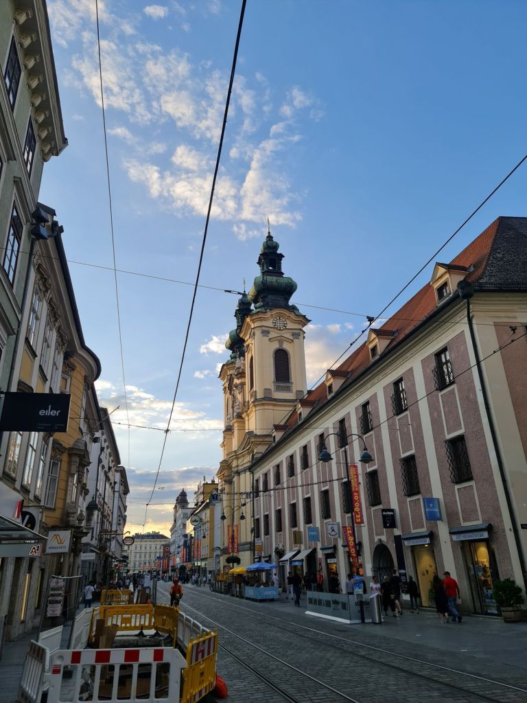 Ursulinenkirche und Straßenbahn in der Linzer Altstadt