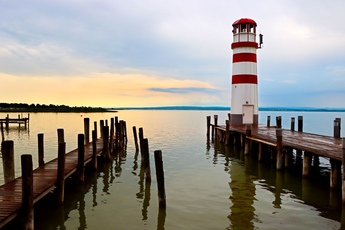 Der Leuchtturm von Podersdorf am Neusiedler See bei Sonnenaufgang