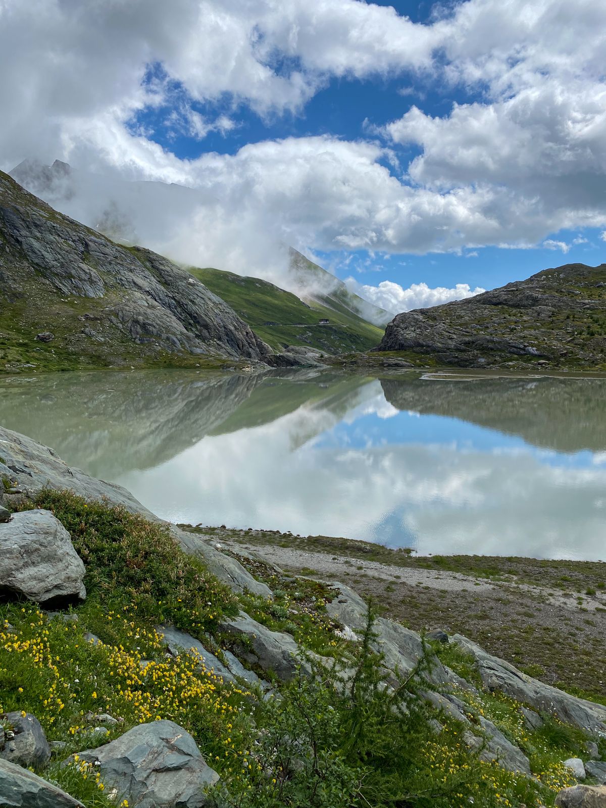 Ruhiger Alpensee mit Felsufer im Bezirk Spittal an der Drau, der Heimat des Millstätter Sees