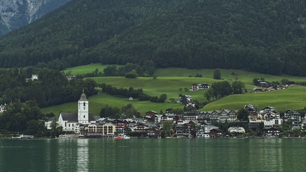Blick auf St. Wolfgang am Ufer des Wolfgangsees im Salzkammergut